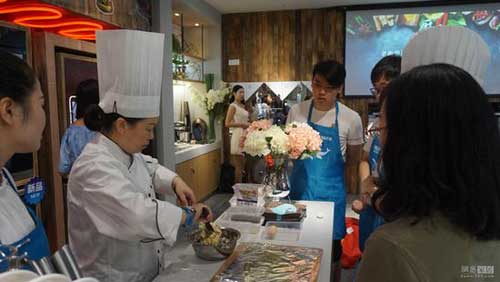 精湛科技带来轻松烹饪 老板“厨源”文化烹饪体验店开业 